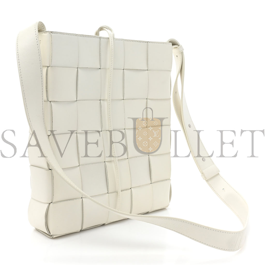 BOTTEGA VENETA LAMBSKIN MAXI INTRECCIATO CASSETTE MESSENGER CHALK  (26*23*5cm)